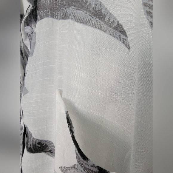 NWOT Diosum Women's Plus Size Gray/ White Hawaiian Print Button Down Blouse - 2X - Picture 5 of 8